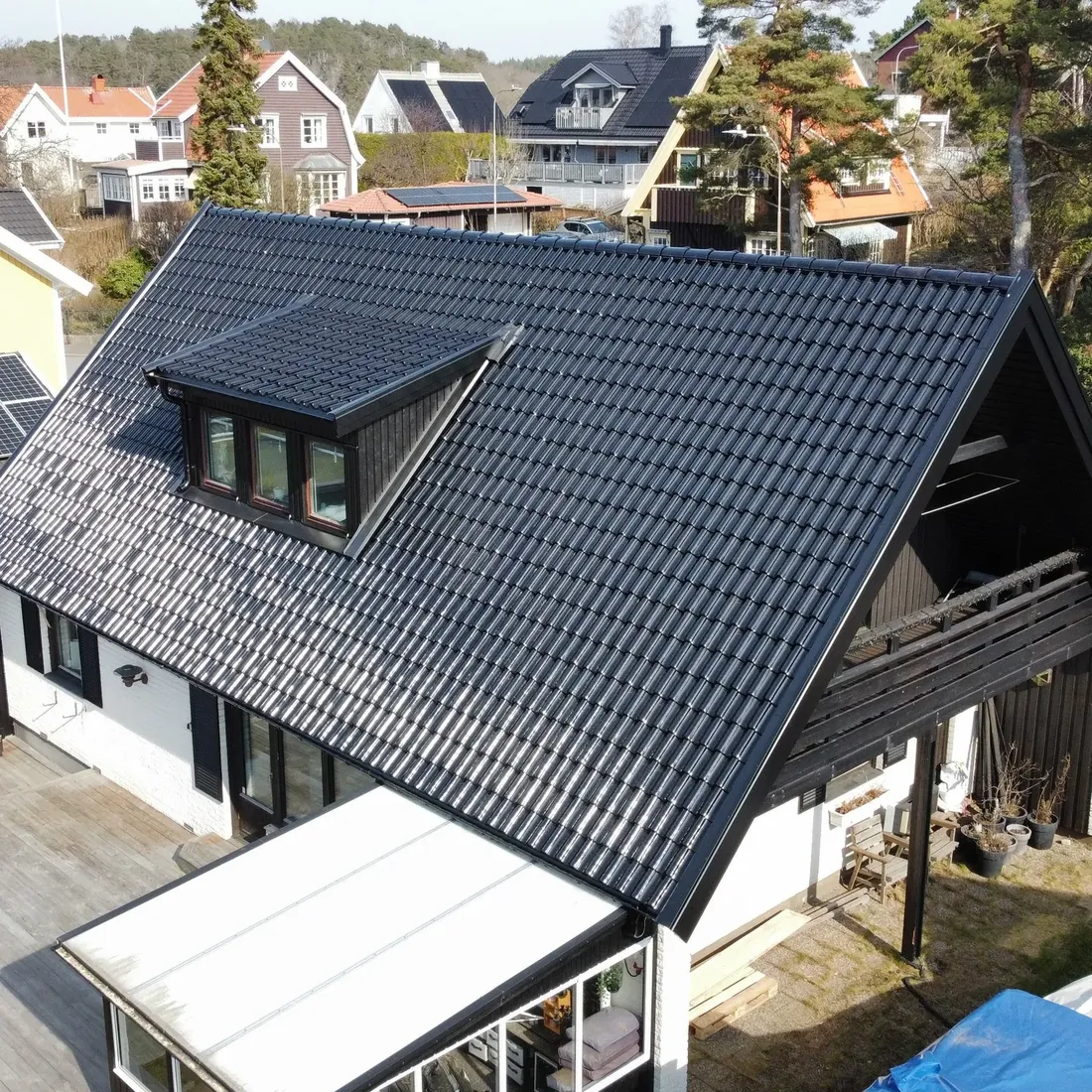 Nylagt svart tegeltak med takkupa på villa utanför Göteborg